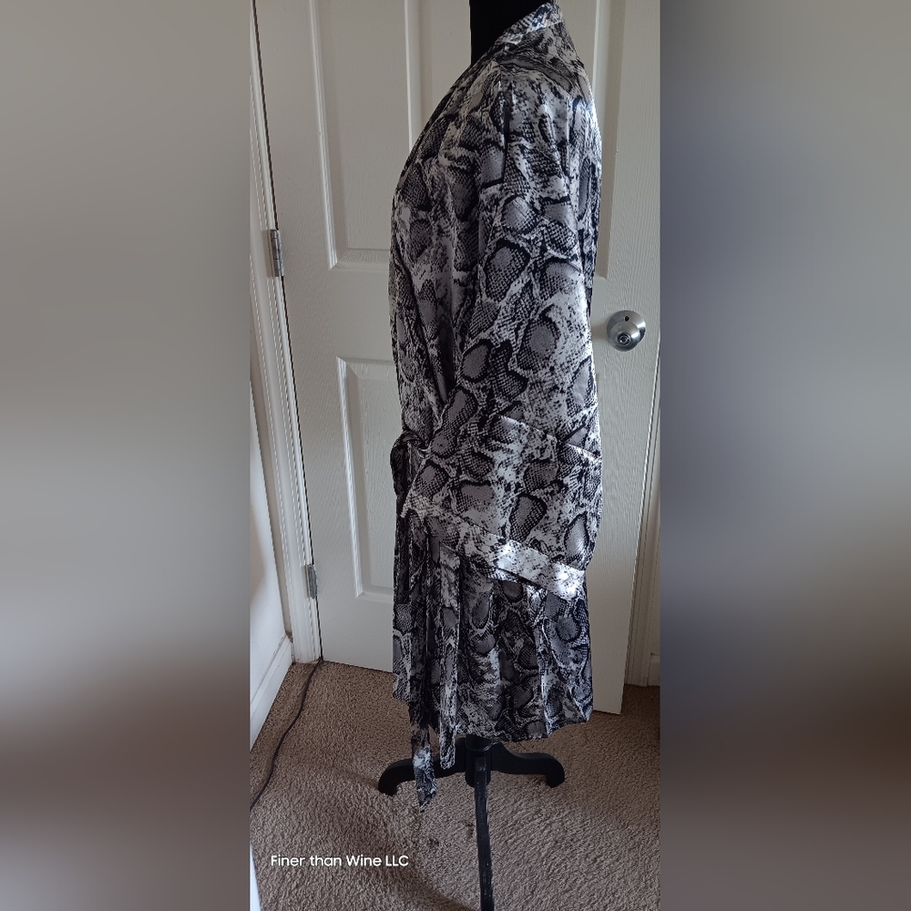 NWT Elegant Black and Gray Satin Snake print Women's Robe With Matching Belt - Picture 3 of 5